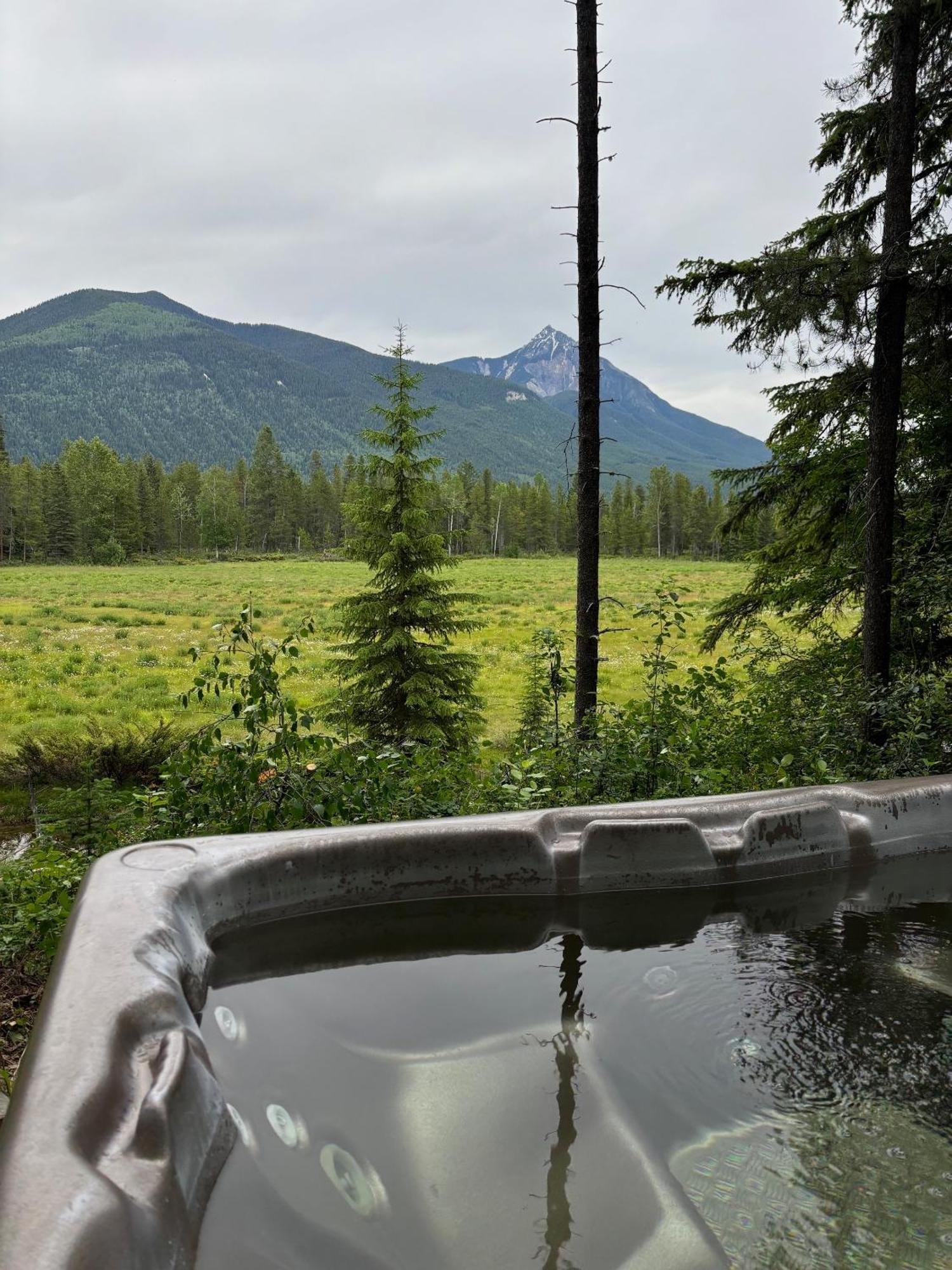Rocky Mountain Cabins And Home Golden Exterior foto
